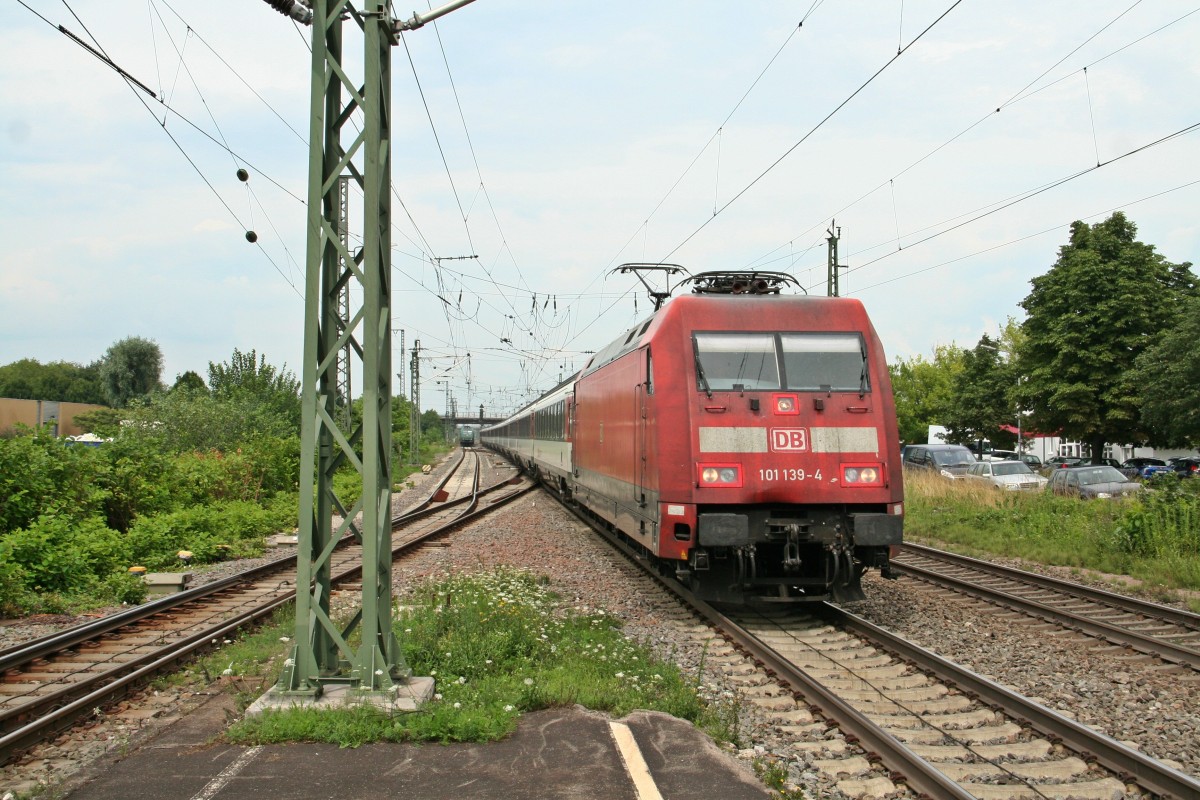 101 139-4 mit dem EC 9 von Hamburg-Altona nach Zrich HB am Nachmittag des 23.07.14 bei der Einfahrt in Mllheim (Baden).