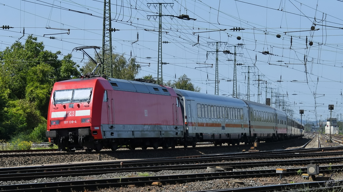 101 139-4 schiebt einen IC Mitte August 2018 durch Koblenz.