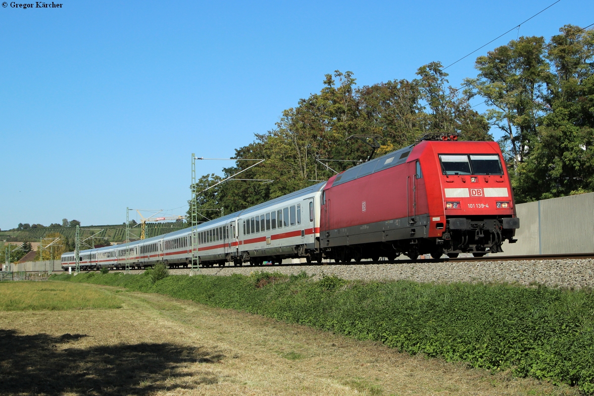 101 139 mit dem IC 2013 (Magdeburg-Stuttgart) bei Heidelsheim, 02.10.2015.