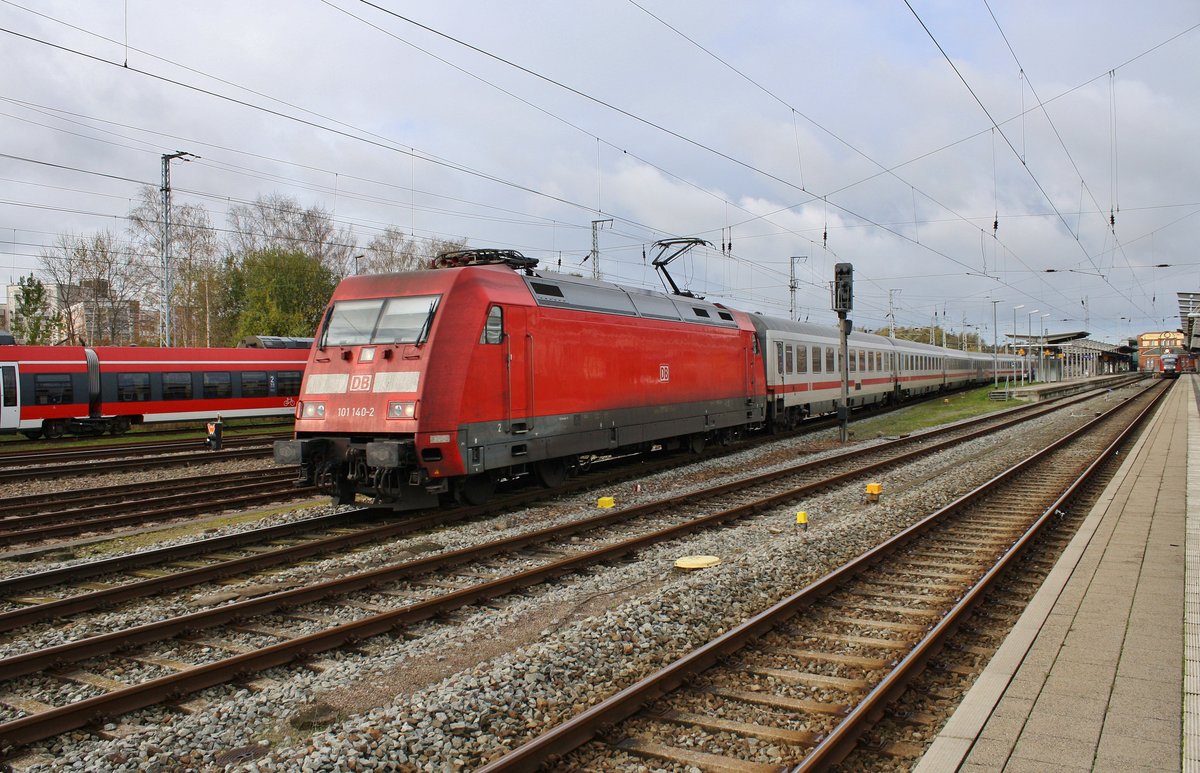 101 140-2 verlässt am 31.10.2017 mit dem IC2182 von Kassel-Wilhelmshöhe nach Stralsund Hauptbahnhof den Rostocker Hauptbahnhof.