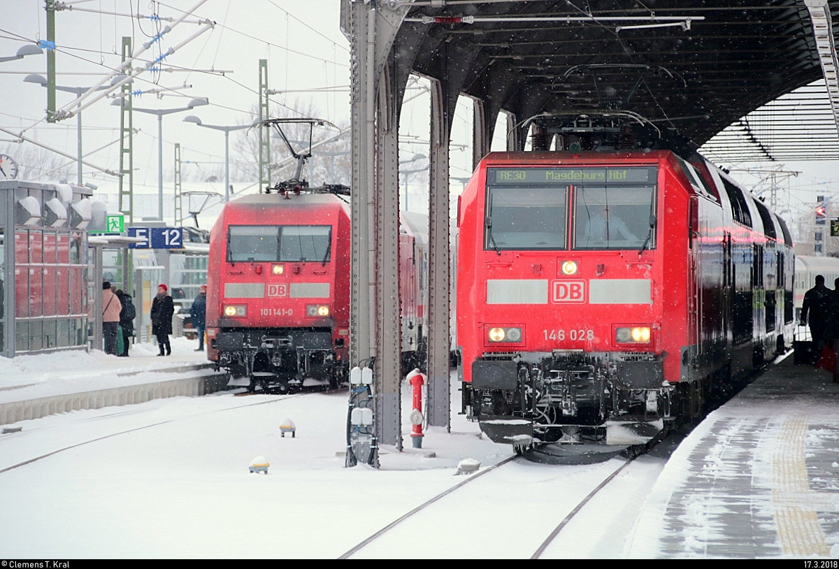 101 141-0 mit 101 037-0 als gestrandeter IC trifft auf 146 028 der Elbe-Saale-Bahn (DB Regio Südost) als verspäteter RE 16326 (RE30) von Halle(Saale)Hbf nach Magdeburg Hbf in Halle(Saale)Hbf. [17.3.2018 | 16:57 Uhr]