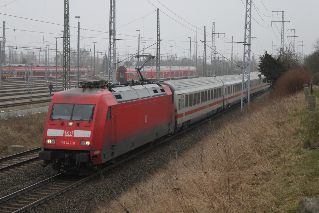 101 142-8 mit IC 2212(Koblenz-Binz)bei der Einfahrt im Rostocker Hbf.03.02.2017 