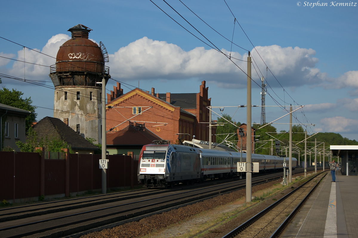 101 144-4  Hertha BSC  mit dem IC 1925 von Berlin Südkreuz nach Köln Hbf in Rathenow. 27.04.2014 