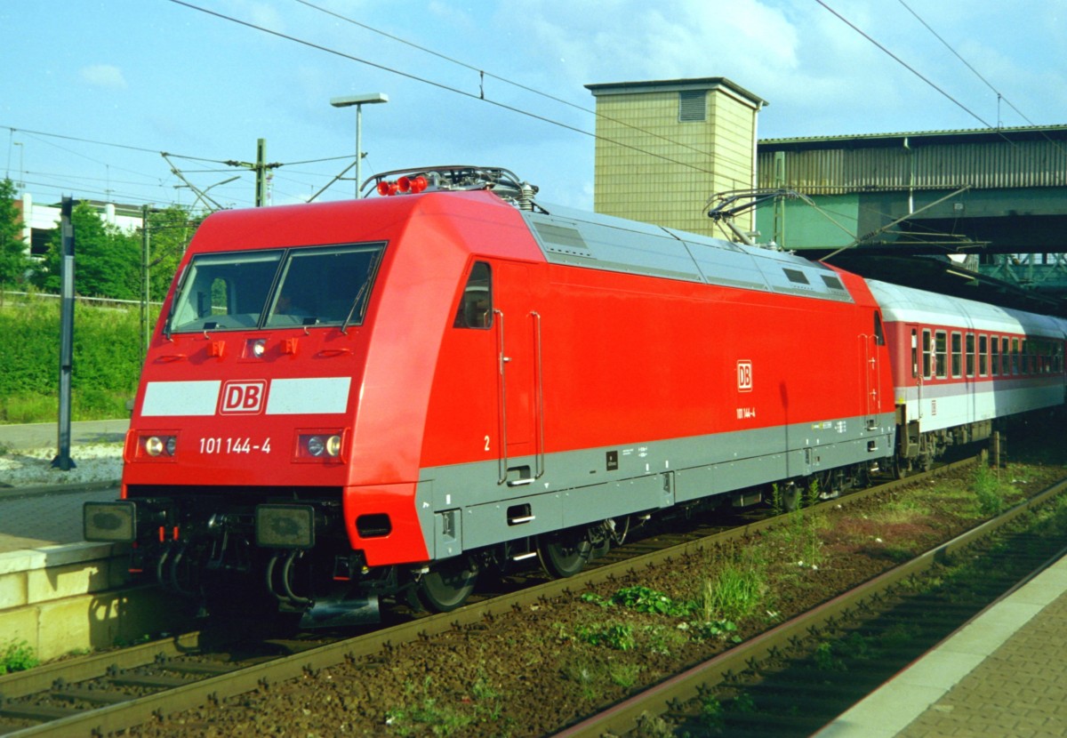 101 144 mit IC 1086  Rottaler Land  (Mhldorf–Hamburg) am 27.06.1999 in Hamburg-Harburg