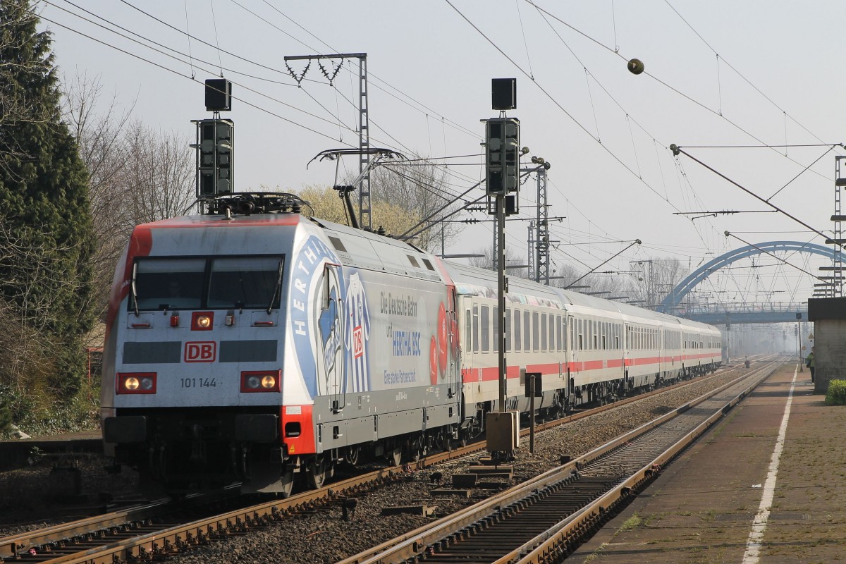 101 144 mit IC 133 Luxembourg-Nordeich Mole auf Bahnhof Salzbergen am 14-3-2014.