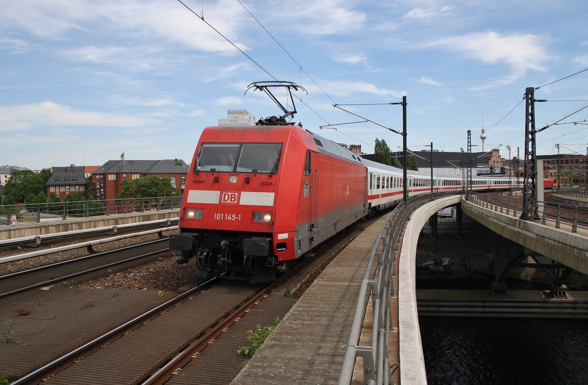 101 145-1 und 101 097-4 (Zugschluss) erreichen am 28.5.2017 mit dem IC1995 von Berlin Ostbahnhof nach Stuttgart Hauptbahnhof den Berliner Hauptbahnhof. Grüße an den netten Tf.