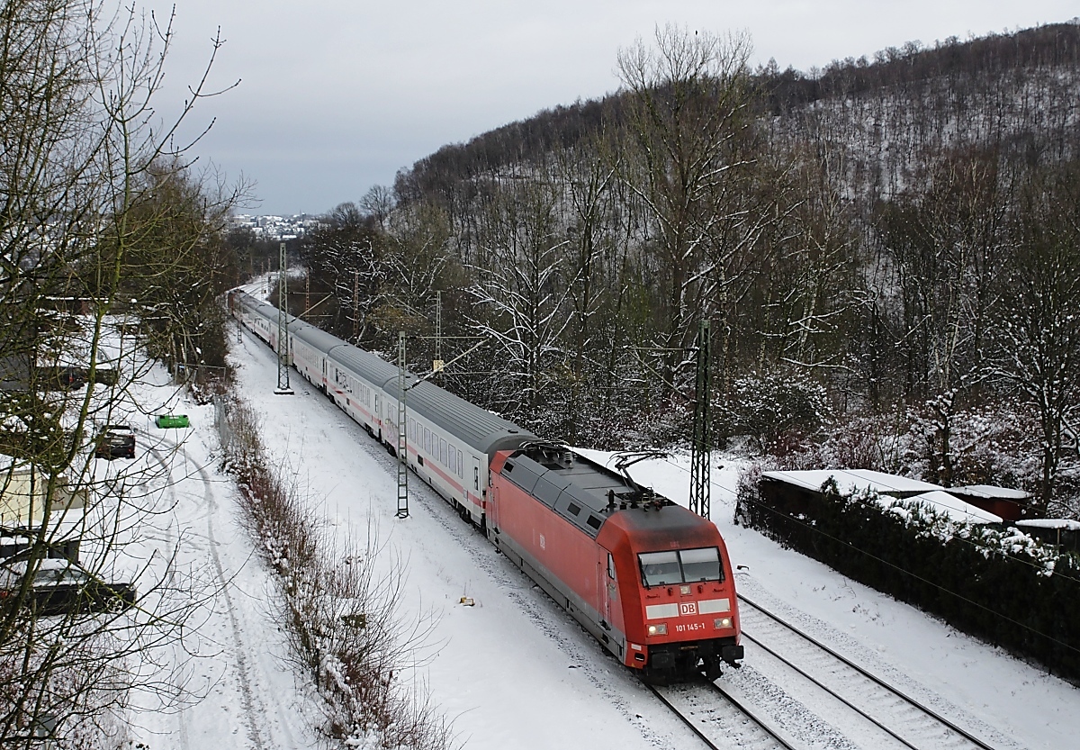 101 145-1 durchfährt am 01.02.2019 Ennepetal-Gevelsberg mit einem IC Richtung Köln. Kaum zu erkennen ist die weitere 101 am Zugschluss.