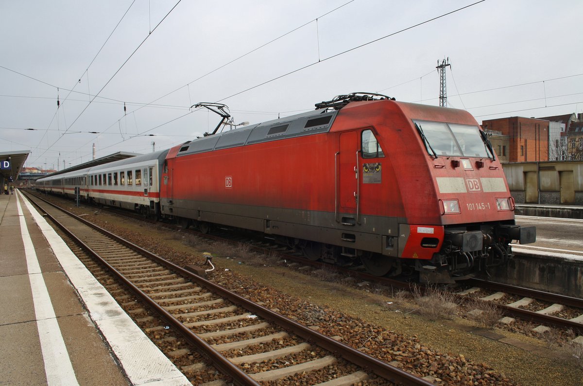 101 145-1 steht am 11.3.2017 mit dem IC2425 von Stralsund Hauptbahnhof nach Berlin Hauptbahnhof (tief) in Berlin Lichtenberg.