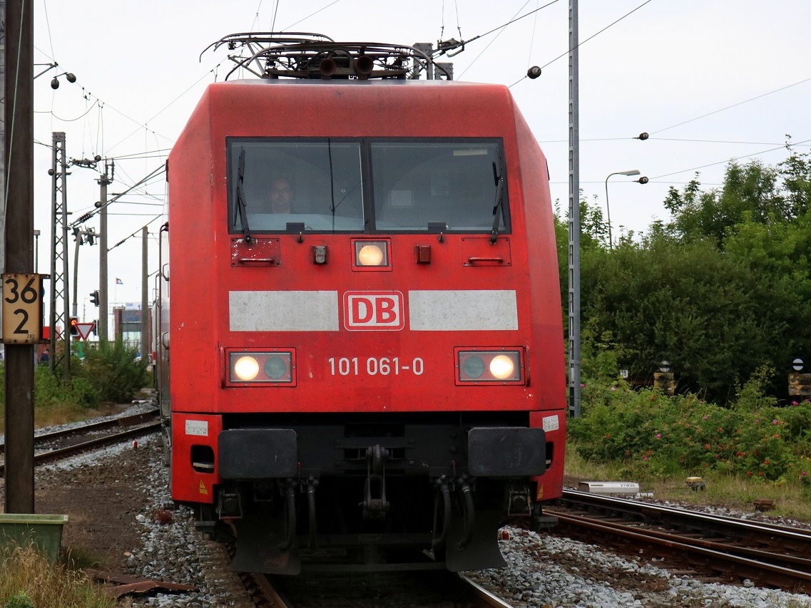 101 161-0 als IC 2209  Norderney  (Linie 35) von Norddeich Mole nach Köln Hbf bzw. RE 52209 nach Leer(Ostfriesl) fährt in den Bahnhof Norddeich ein. [27.7.2017 - 18:01 Uhr]