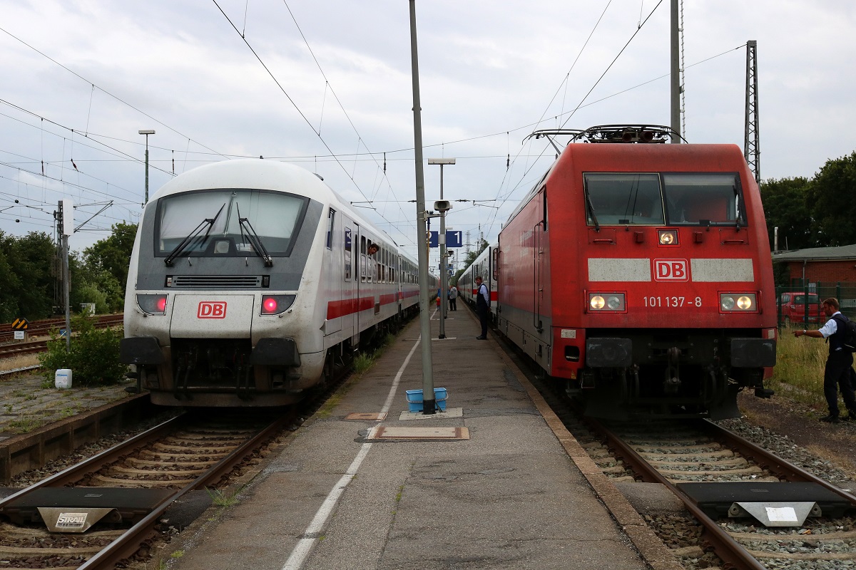 101 161-0 mit Bimdzf als IC 2209  Norderney  (Linie 35) von Norddeich Mole nach Köln Hbf bzw. RE 52209 nach Leer(Ostfriesl) trifft auf 101 137-8 als IC 2200 (Linie 35) von Köln Hbf bzw. RE 52200 von Leer(Ostfriesl) nach Norddeich Mole im Bahnhof Norddeich. [27.7.2017 - 18:02 Uhr]