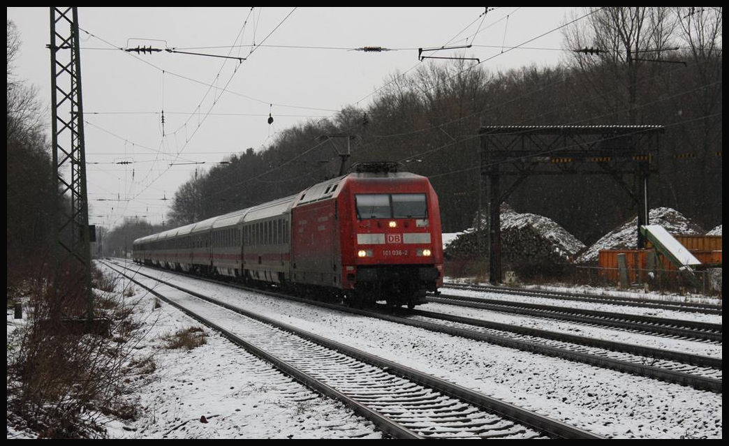101036 durchfährt hier am 17.1.2018 um 14.50 Uhr mit einem Intercity den Bahnhof Natrup Hagen in Richtung Münster.