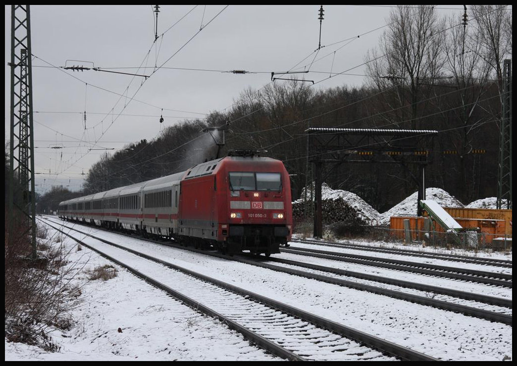 101050 streift bei der Durchfahrt in Natrup Hagen das Wasser von der Oberleitung. Sie ist hier am 17.1.2018 um 15.49 Uhr mit ihrem IC in Richtung Münster unterwegs.