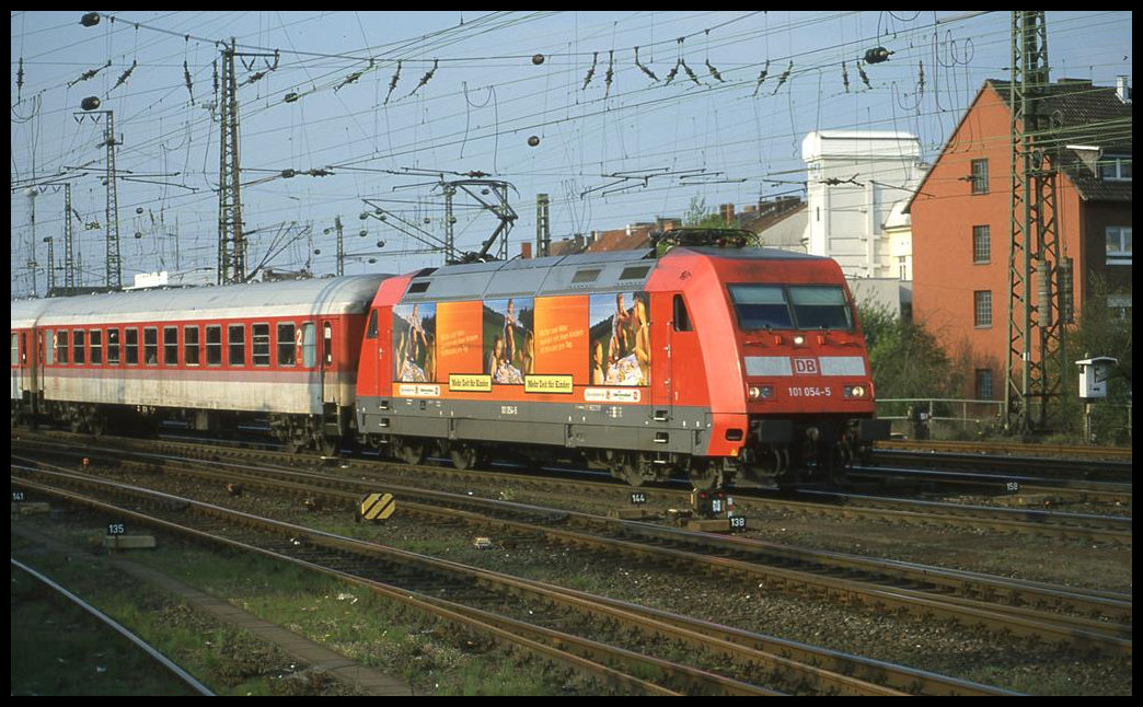 101054 Kinderlok fährt hier aam 23.4.2001 um 18.10 Uhr mit einem Intercity in Münster in Westfalen in Richtung Ruhrgebiet ab.