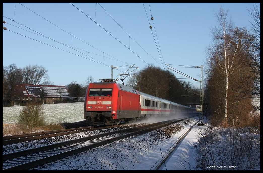 101067 ist hier am 15.1.2017 um 12.42 Uhr mit einem Intercity auf der Rollbahn bei Hasbergen in Richtung Münster unterwegs.