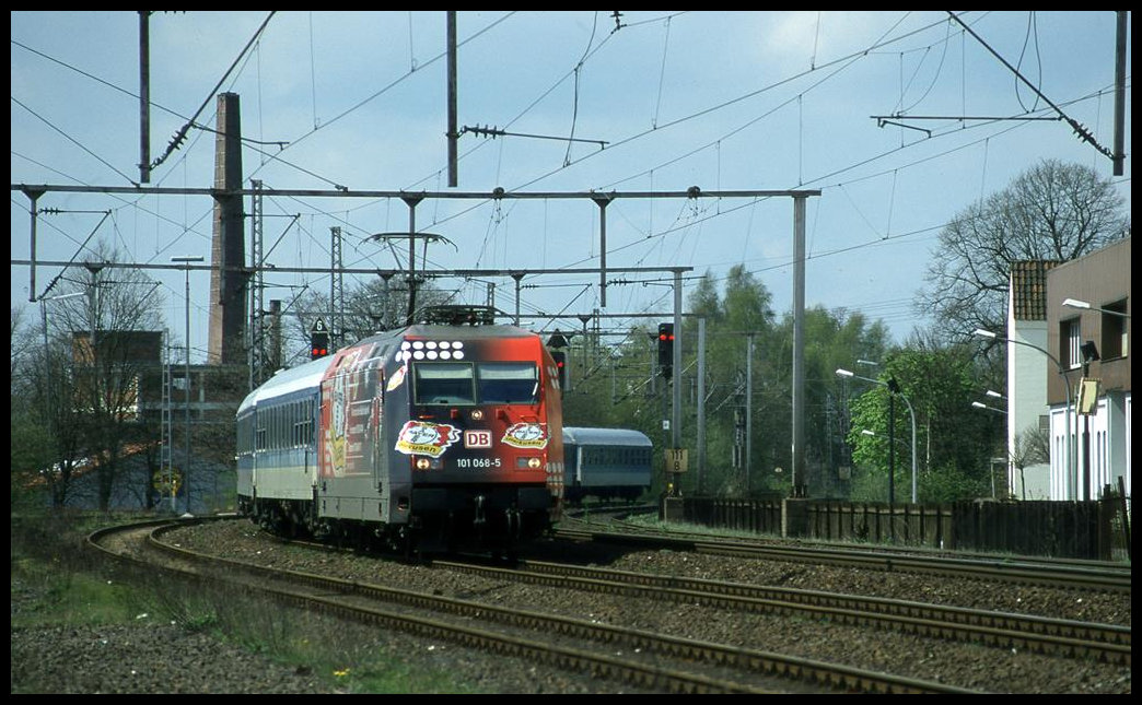 101068, Werbelok für den Fußballverein Bayer Leverkusen, erreicht hier am 29.4.2001 um 10.45 Uhr auf der Fahrt nach Berlin mit dem Interregio2343 Havelsee den Bahnhof Melle.