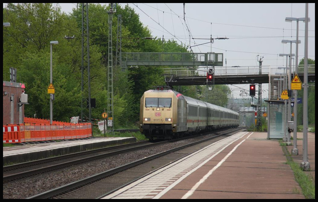 101071 Zeit für Gold erreicht hier am 24.4.2018 um 14.56 Uhr mit dem IC 2311 aus Westerland kommend den Bahnhof Hasbergen. Der Zug ist nach Stuttgart unterwegs.