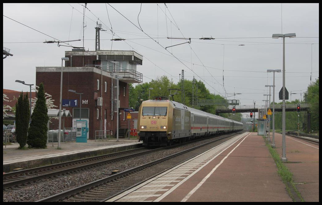 101071 Zeit für Gold passiert hier am 24.4.2018 um 14.56 Uhr das inzwischen nicht mehr besetzte Stellwerk in Hasbergen. Der gesamte Bahnhof wird heute von Osnabrück aus ferngesteuert. - Die Lok ist mit dem IC 2311 von Westerland nach Stuttgart unterwegs.