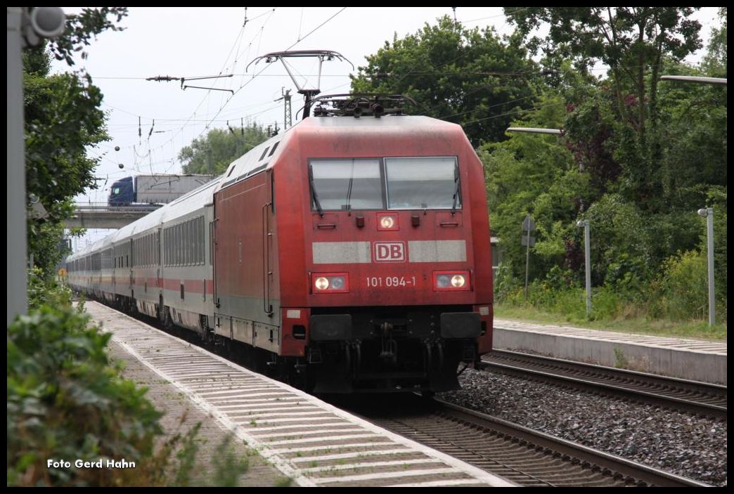101094 mit IC 2218 nach Hamburg Altona fährt hier am 8.7.2015 um 15.