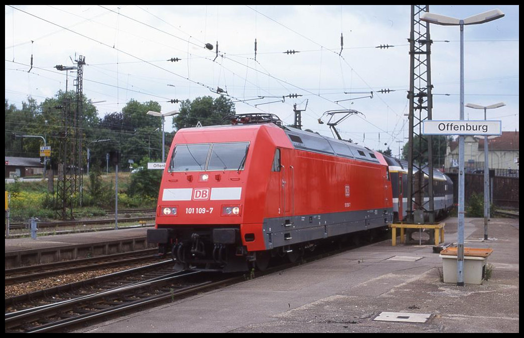 101109 hält mit dem EC nach Amsterdam am 14.8.1999 um 15.26 Uhr im Bahnhof Offenburg.