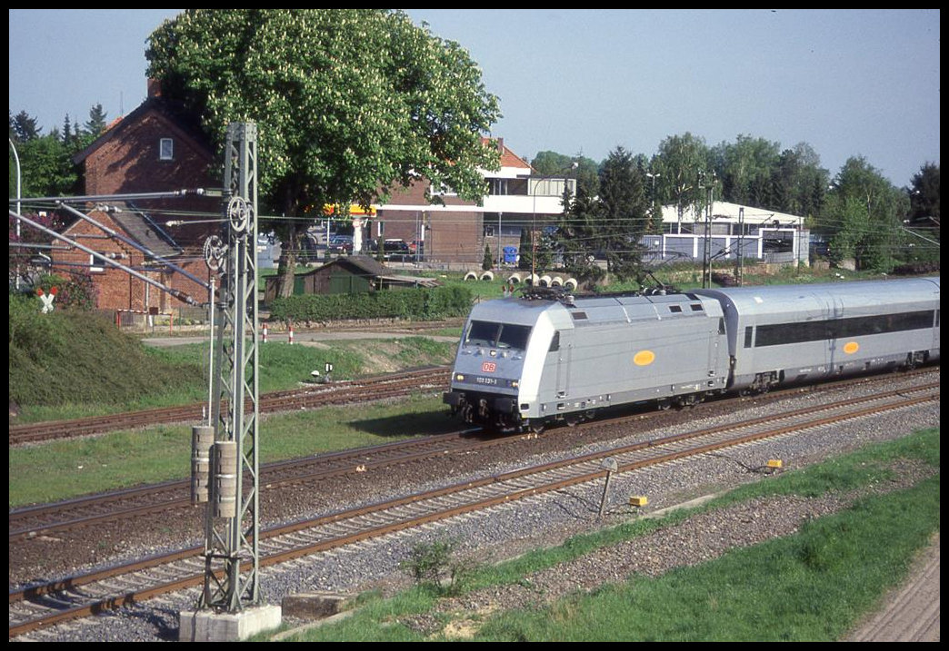 101131 erreicht hier auf der Fahrt nach Hamburg mit dem Metropolitan am 7.5.2002 den Bahnhof Lengerich in Westfalen.