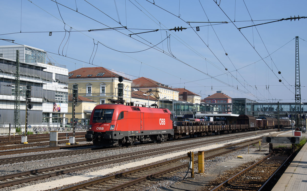 1016 002 mit gem.GZ in Regensburg Richtung Norden.(24.9.2016).