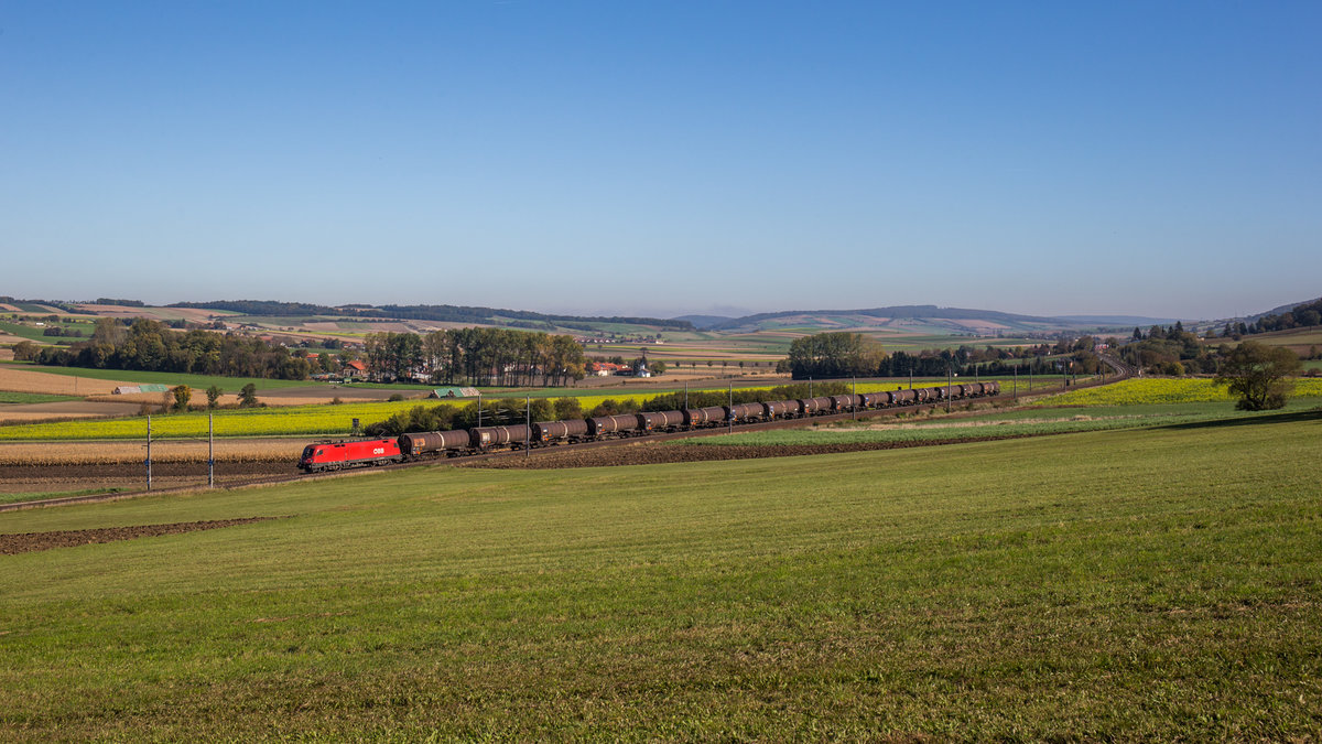 1016 003 fährt mit einem Kesselzug bei Ollersbach in Richtung St. Pölten, aufgenommen am 16. Oktober 2017.