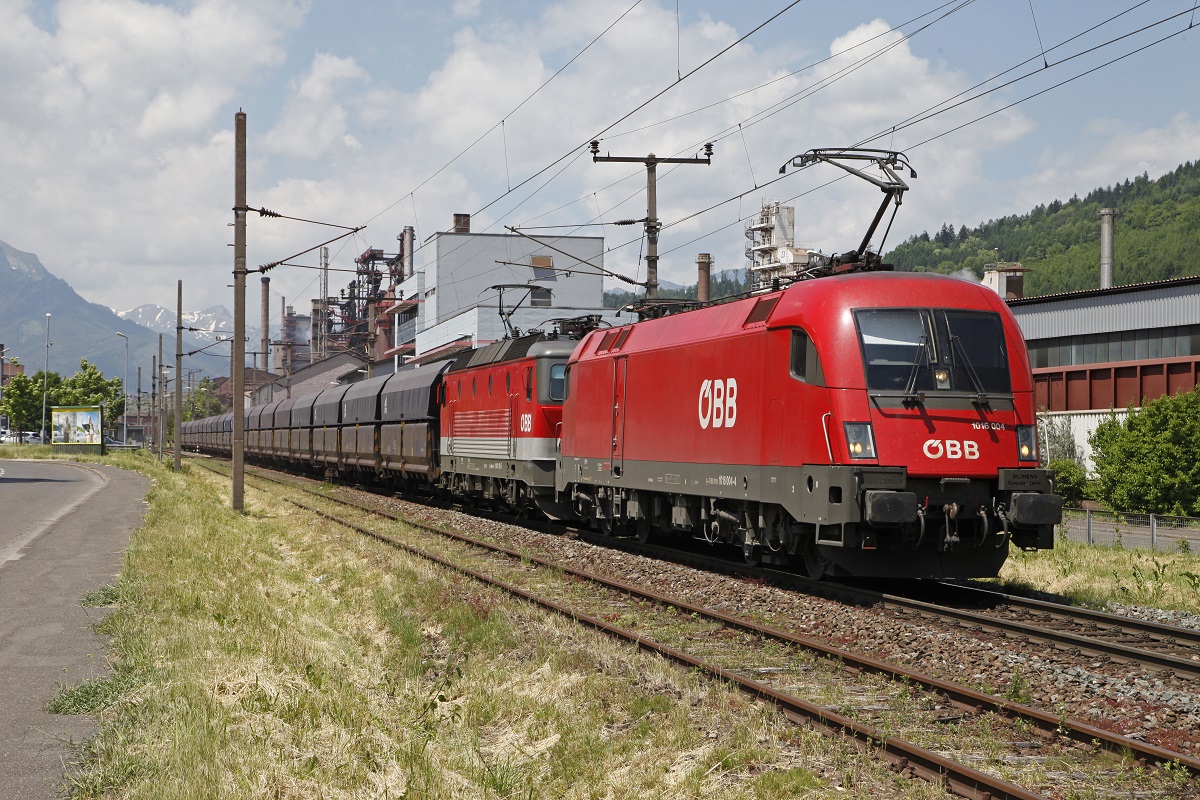 1016 004 und 1144 119 sind am 4.06.2014 mit einem Güterzug aus dem Bahnhof Leoben Donawitz ausgefahren.