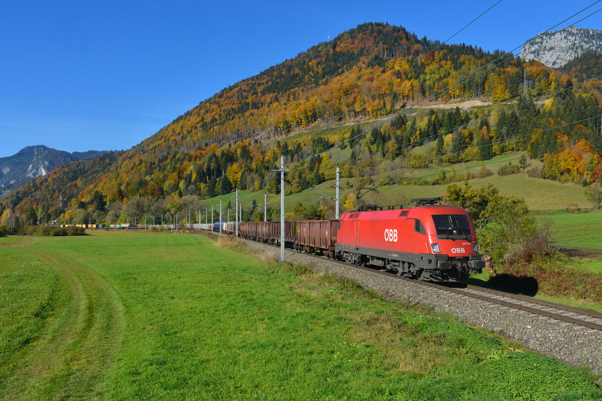 1016 006 mit einem Güterzug am 24.10.2015 bei Weißenbach. 