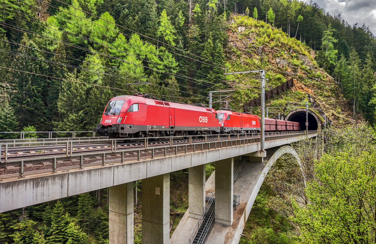 1016 008-5 und 1016 016-8 überqueren mit einem Güterzug, in Richtung Mallnitz, die Kaponiggraben-Brücke bei Obervellach.
Schublok war 1144 071-8.
Aufgenommen am 14.5.2017.