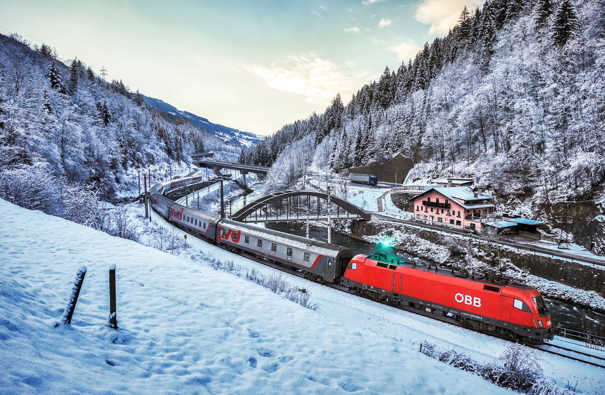 1016 009-3 fährt mit dem D 408 (Nice Ville - Moskva Belorusskaja) kurz vor Schwarzach-St. Veit vorüber.

Leider war dies die letzte Fahrt des Zuges bei Tageslicht, denn ab Fahrplanwechsel verkehrt der Zug um 12 Stunden verschoben und wird so in beiden Richtungen Österreich nur noch Nachts durchfahren.
Halten wird der Zug in Österreich auch nurmehr in Wien Hbf, die Halte in Innsbruck Hbf, Jenbach, Kirchberg in Tirol, Zell am See, Bischofshofen und Linz Hbf entfallen.

Aufgenommen am 3.12.2017.