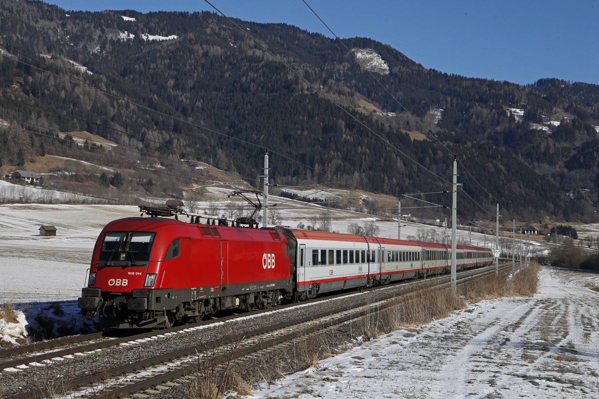 1016 014 mit Railjetersatzgarnitur bei Unzmarkt am 20.01.2017.