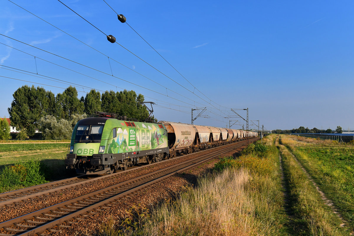 1016 020 mit DGS 44940 am 21.08.2018 bei Plattling. 