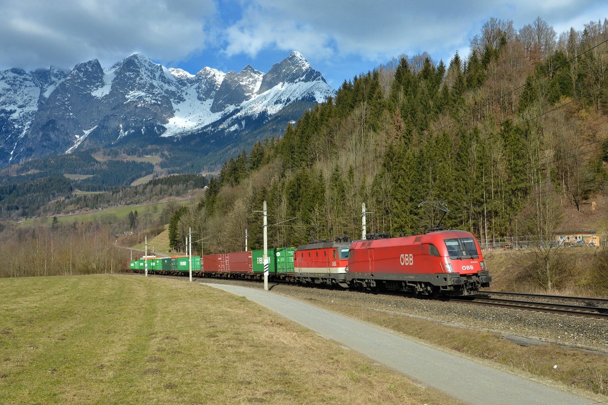 1016 022 + 1144 xxx mit einem Güterzug am 10.03.2016 bei Pfarrwerfen. 