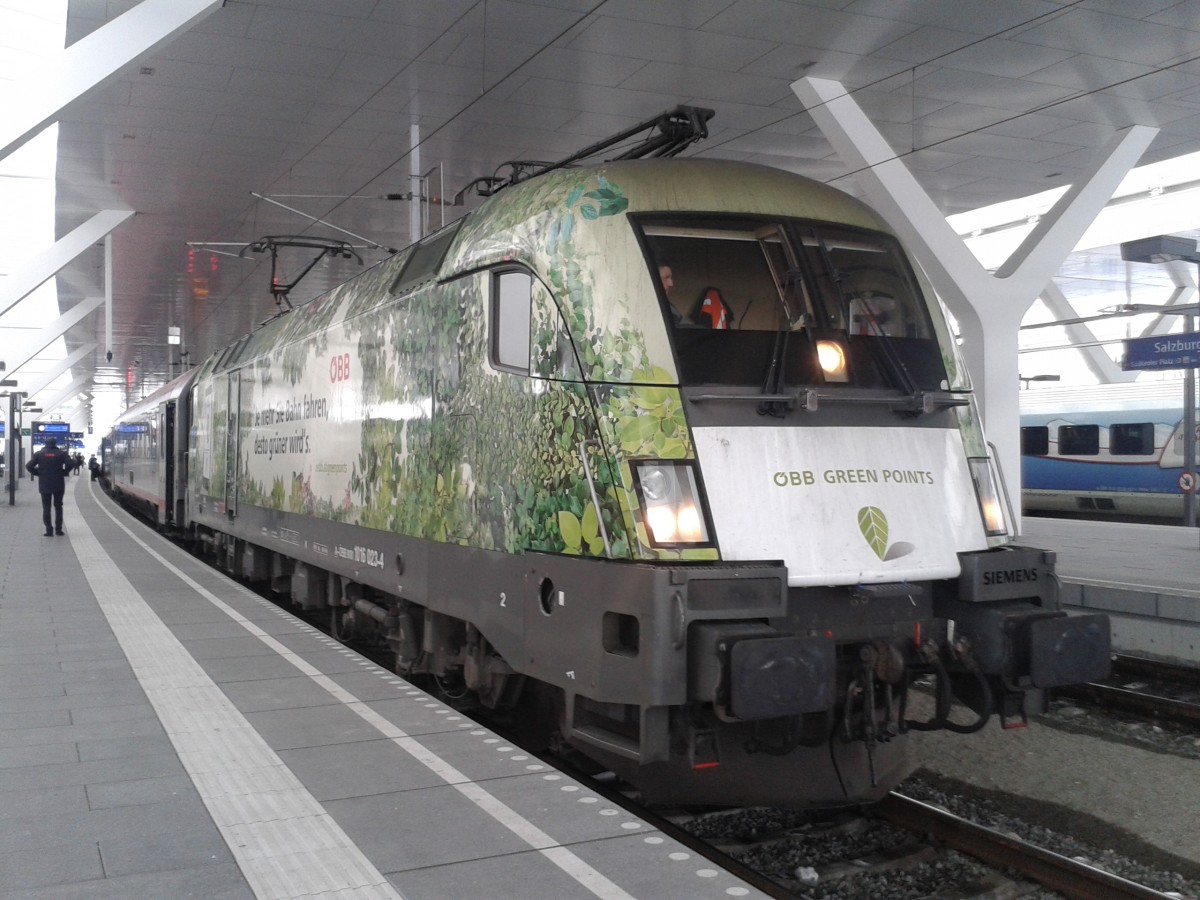 1016 023-4  Green Points  mit IC 645 (Salzburg Hbf - Wien Westbahnhof) kurz vor der Abfahrt in Salzburg Hbf, 5.1.2015
