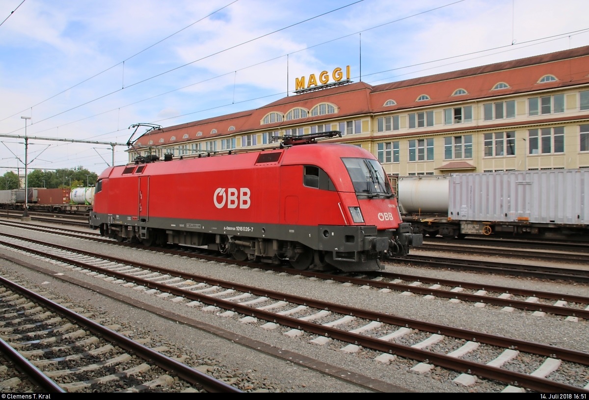 1016 026-7 (Siemens ES64U2) ÖBB steht in der Abstellgruppe des Bahnhofs Singen(Hohentwiel) vor dem MAGGI-Werk.
[14.7.2018 | 16:51 Uhr]