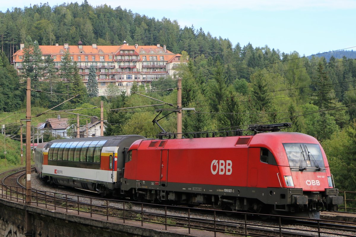 1016 027 brachte die Ersatzgarnitur des EC 151 am 4. September 2016 über den Semmering. Aufgrund der Streckensperre Bruck an der Mur - Graz wird die Garnitur des EC 164 / EC 163 als EC 150 / EC 151 Ersatz im Streckenabschnitt Bruck an der Mur - Wien Hbf verwendet. 