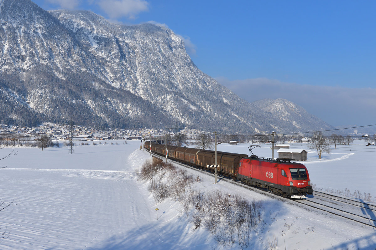 1016 027 mit einem Güterzug am 18.01.2017 bei Kirchbichl. 