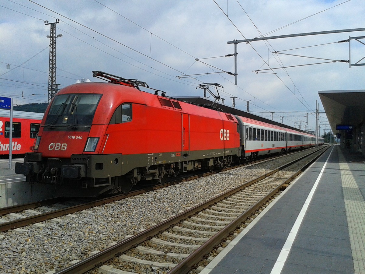 1016 040-0 mit IC 690 (Wien Westbahnhof - Villach Hbf) am 18.8.2015 beim Halt in Attnang-Puchheim.
