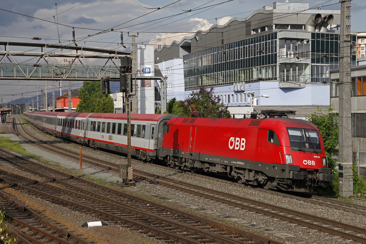 1016 042 fährt am 8.06.2016 mit EC159 (Wien - Zagreb) aus dem Bahnhof Kapfenberg aus.