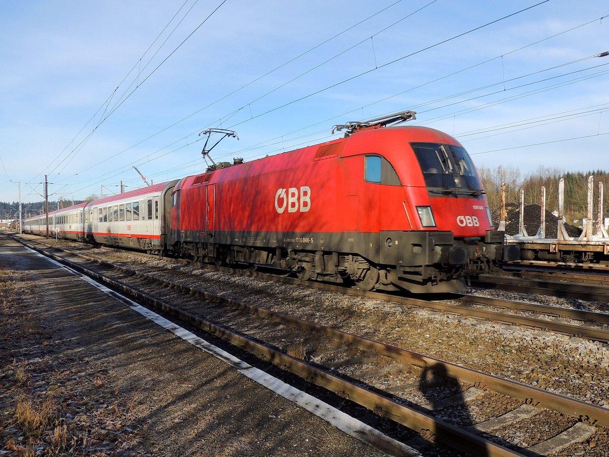 1016 046-5 mit Zug 549 bei Redl-Zipf; 161130