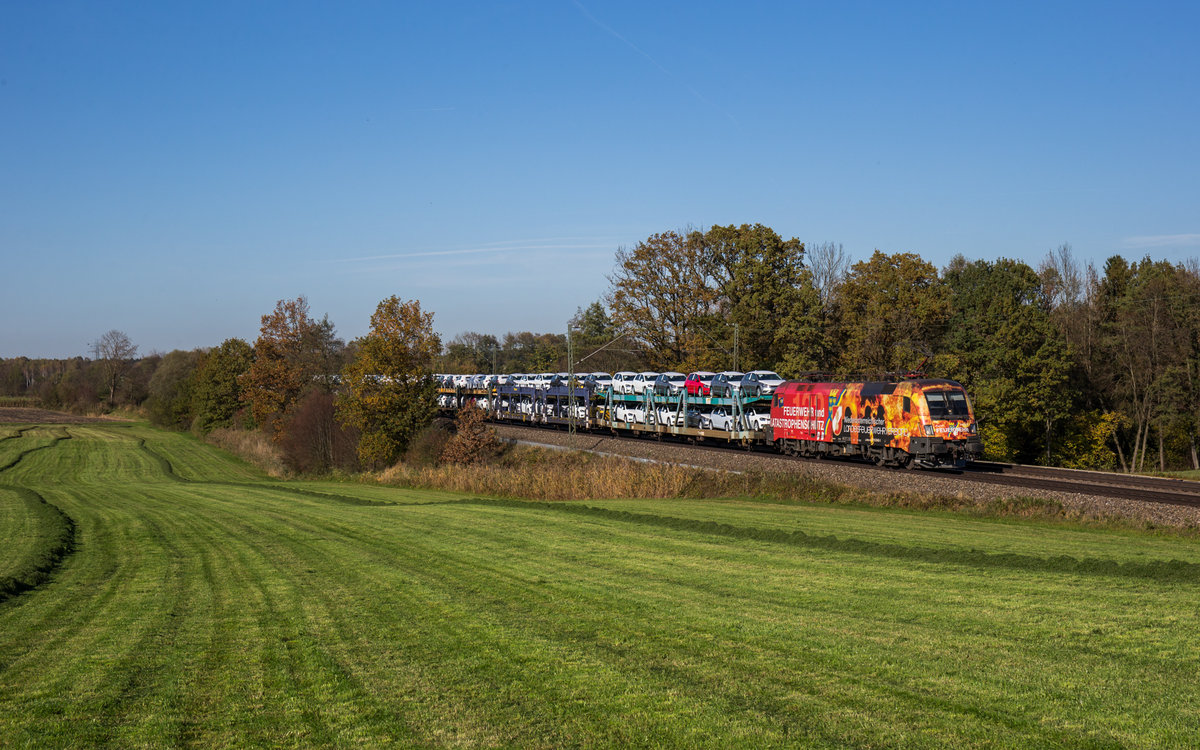 1016 048  Niederösterreichischer Landesfeuerwehrverband  fährt mit einem Autozug bei Hilperting in Richtung Salzburg, aufgenommen am 19. Oktober 2017.