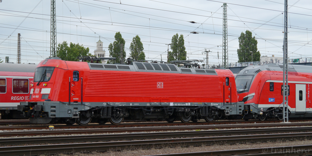 102 002 steht am 16.07.17 mit einer Skoda-Dosto-Garnitur in Mannheim. 
Derzeit finden Hochtastfahrten auf der SFS zwischen Mannheim und Stuttgart statt.