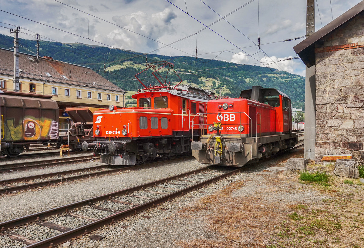 1020 018-6 und 2068 027-8 stehen am 9.6.2017 im Bahnhof Lienz.