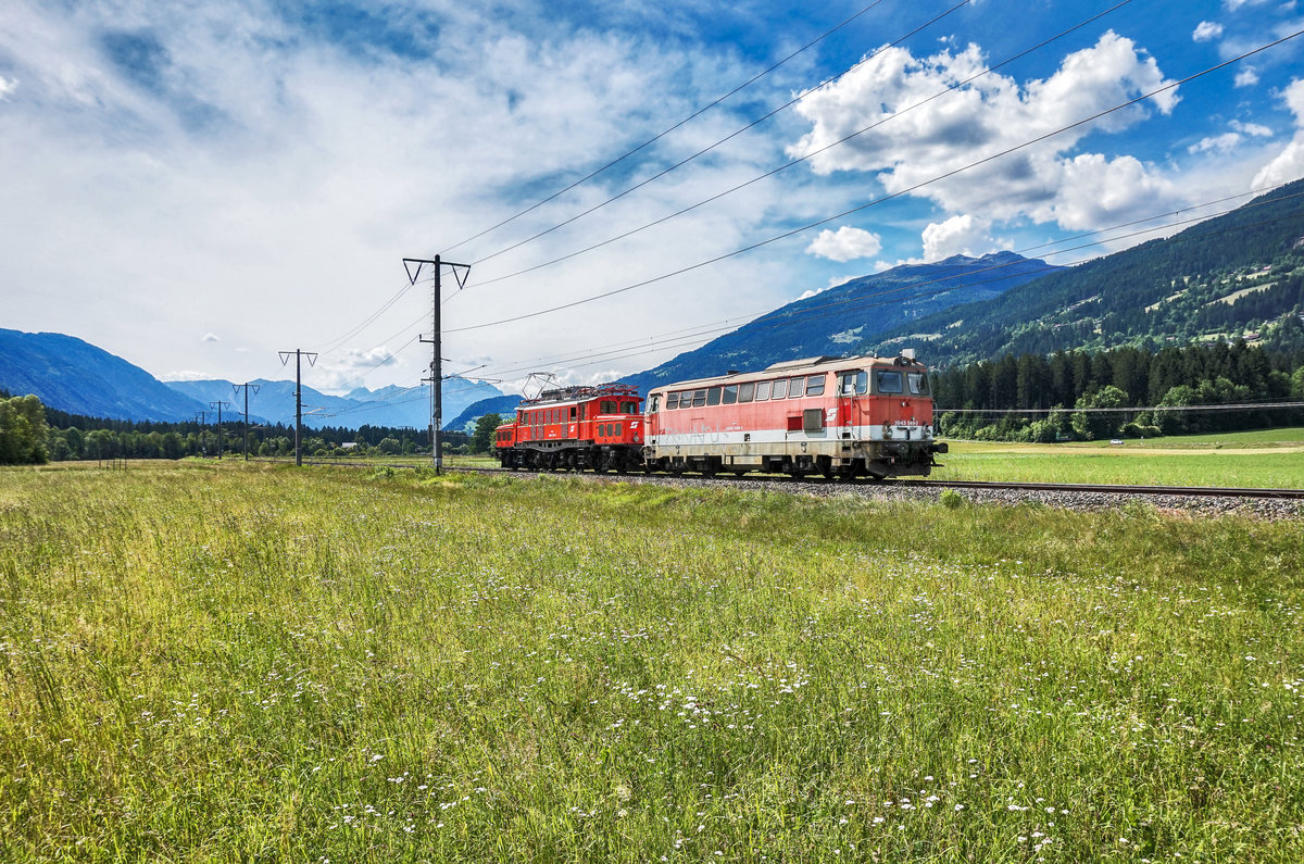 1020 018-6 bringt die von den Lienzer Eisenbahnfreunden gekaufte 2043 049-2 nach Lienz.
Hier zu sehen ist sie am 9.6.2017 bei Berg im Drautal.