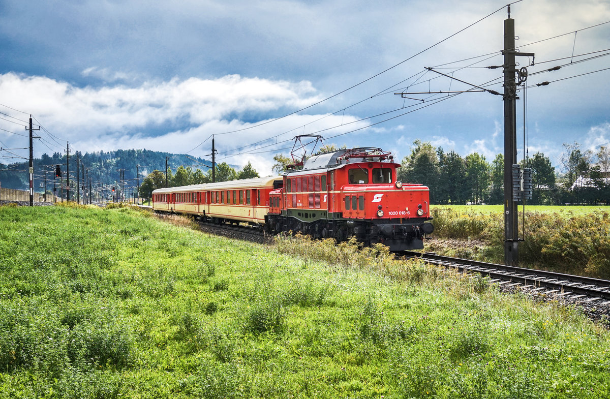 1020 018-6 der EBFL fährt mit dem SR 17155 (Villach Hbf - Lienz) bei der Haltestelle Lendorf vorüber. 
Aufgenommen am 17.9.2017.