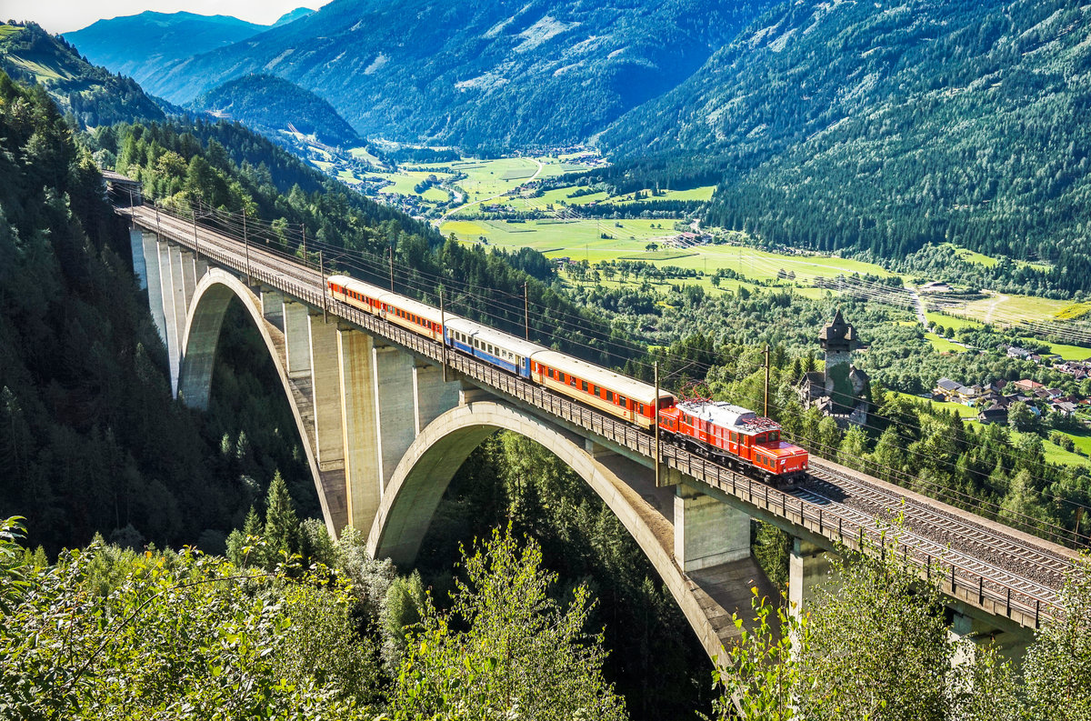 1020 018-6 der EBFL überquert mit einem SR (Lienz - Spttal-Millstättersee - Schwarzach-St. Veit - Zell am See) die Falkenstein-Brücke nahe der Haltestelle Oberfalkenstein.
Aufgenommen am 12.8.2017.