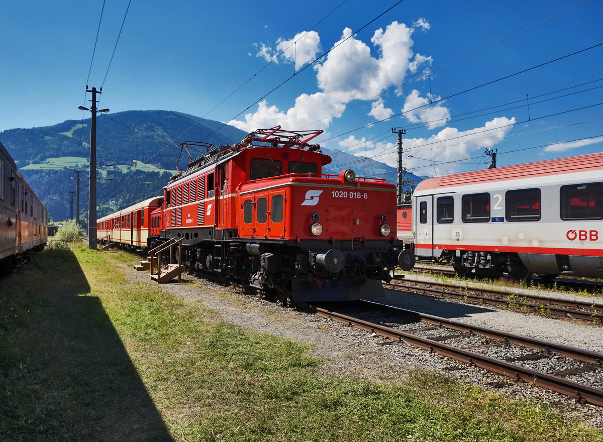 1020 018-6 fährt als SR 17074 (Sillian - Lienz), bei Lienzer Heizhaus ein. Leider ging die Einfahrt etwas zu weit und so wurden alle Stiegen verfehlt :-)
Aufgenommen am 28.8.2016.