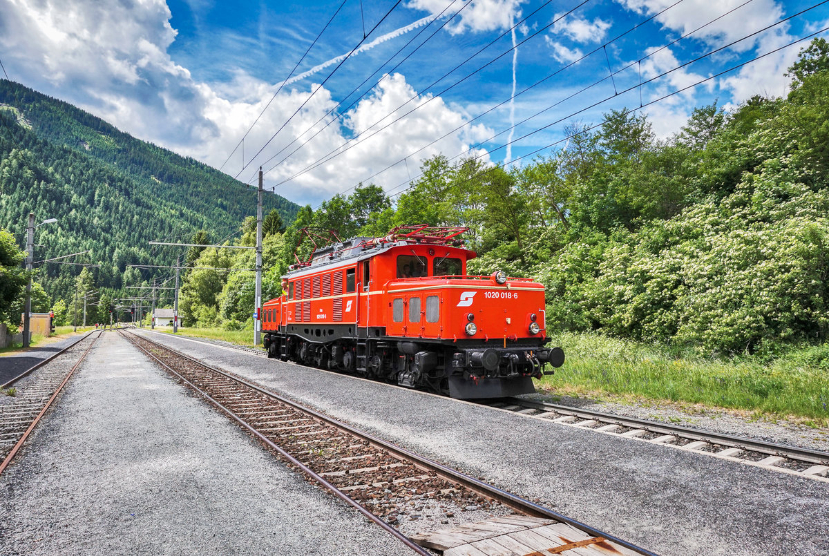 1020 018-6 fährt beim Stürzen des SR 14659 durch den  Bahnhof Abfaltersbach.
Aufgenommen am 10.6.2017.