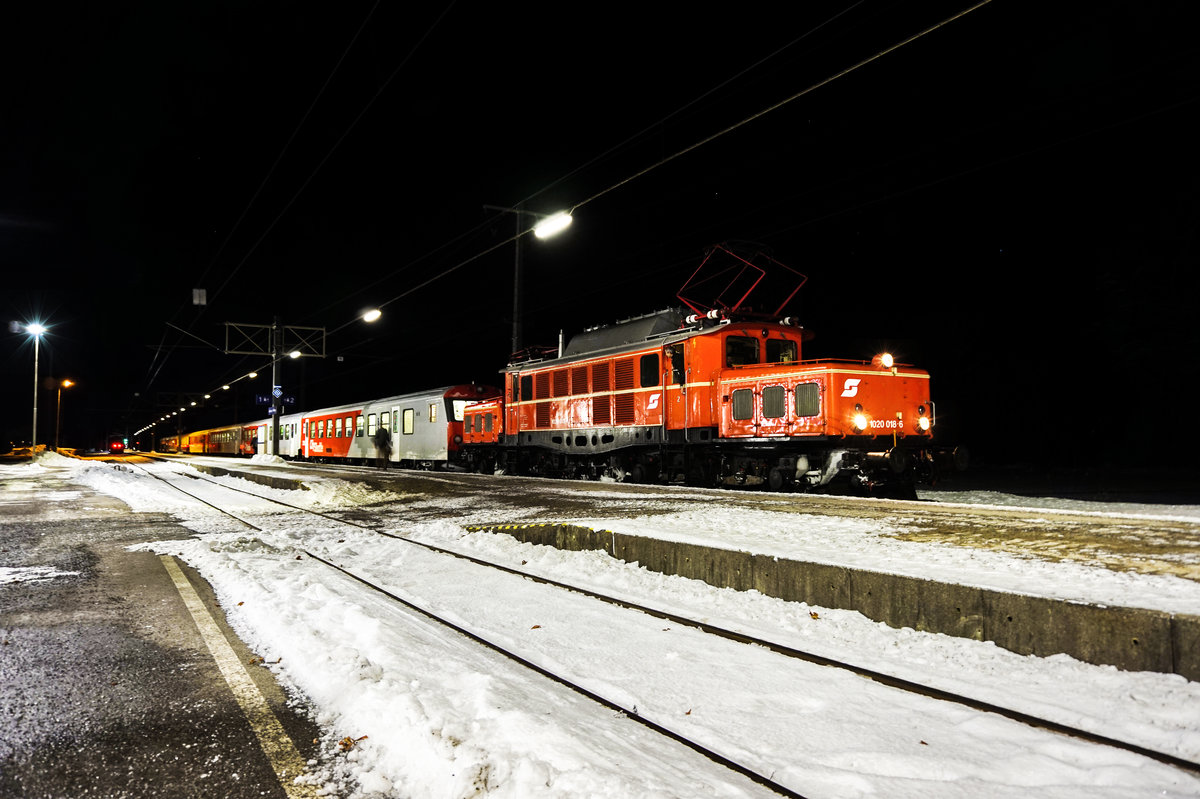 1020 018-6 hält mit dem SR 15533 (Salzburg Liefering - Salzburg Hbf - Spittal-Millstättersee - Lienz) im Bahnhof Grefenburg-Weißensee.
Wegen der großen Nachfrage wurde zusätzlich zu den vier Schlieren der EBFL, noch eine 3-teilige CS-Wendezuggarnitur der ÖBB mitgeführt.
Bis Spittal-Millstättersee verkehrte der Zug als SR 20355.
Aufgenommen am 9.12.2017.