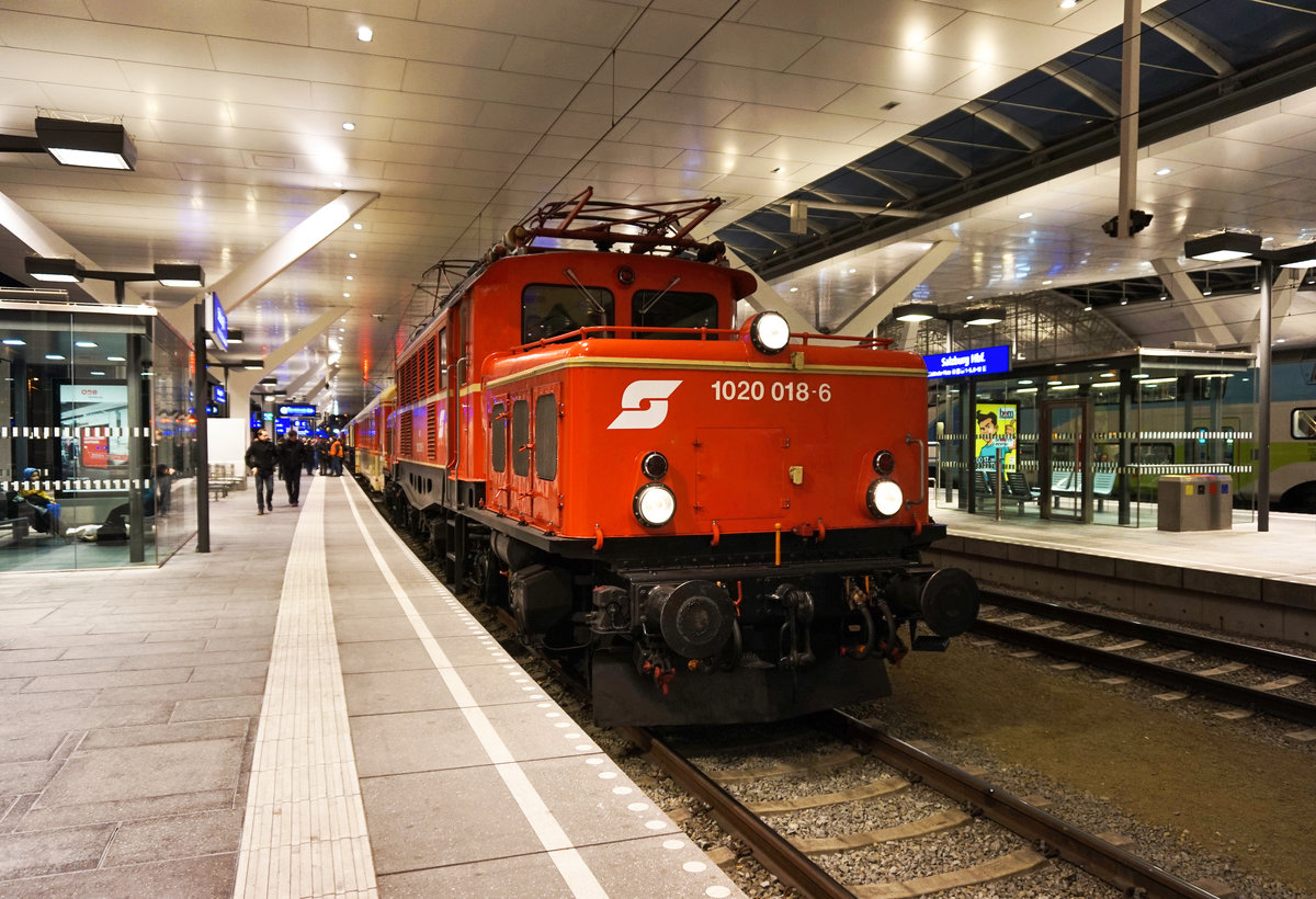 1020 018-6 hält mit dem SR 17405 (Salzburg Mülln-Altstadt - Spittal-Millstättersee - Lienz) in Salzburg Hbf.
Aufgenommen am 10.12.2016.